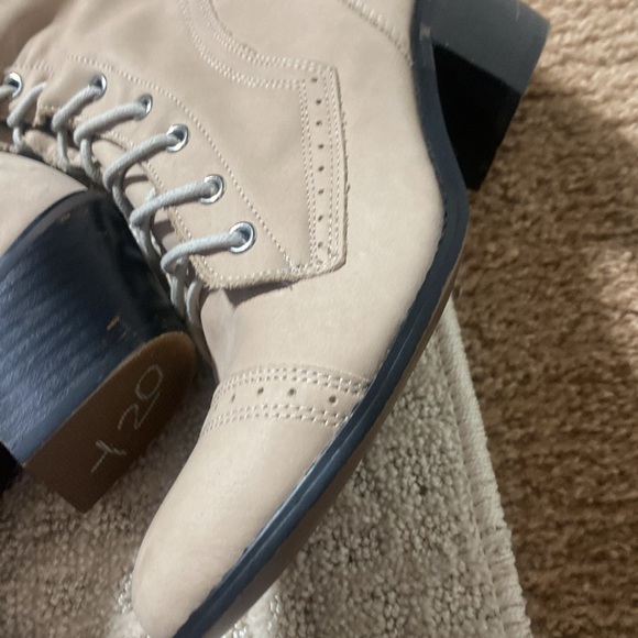 Jeffrey Campbell’s soft, leather, tall, heel boot lace front inside zipper - Picture 6 of 8